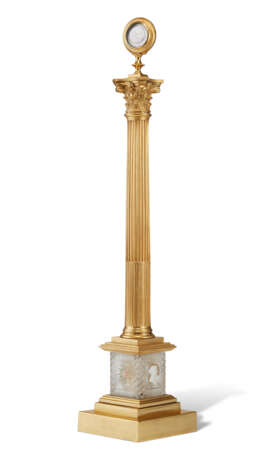 AN EARLY VICTORIAN ORMOLU AND SULPHIDE GLASS COMMEMORATIVE COLUMN - Foto 6
