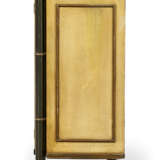 A REGENCY CREAM-PAINTED AND BRONZED SIDE CABINET - Foto 3
