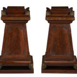 A PAIR OF REGENCY BRASS-MOUNTED AND INLAID MAHOGANY PEDESTAL CABINETS - Foto 2