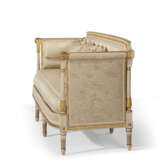 A LOUIS XVI WHITE-PAINTED AND PARCEL-GILT CANAPE - фото 2