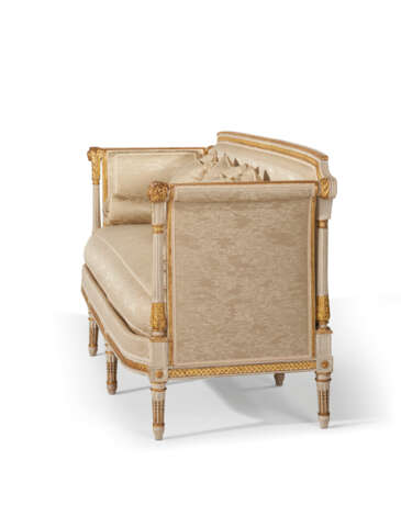 A LOUIS XVI WHITE-PAINTED AND PARCEL-GILT CANAPE - фото 2