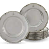 A SET OF EIGHTEEN FRENCH SILVER SOUP PLATES - Foto 1