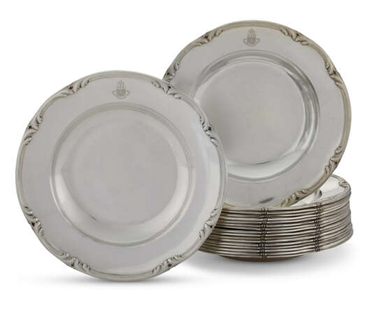 A SET OF EIGHTEEN FRENCH SILVER SOUP PLATES - Foto 1