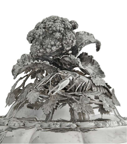 A FRENCH SILVER MASSIVE TWO-HANDLED SOUP TUREEN, LINER, AND COVER - Foto 2