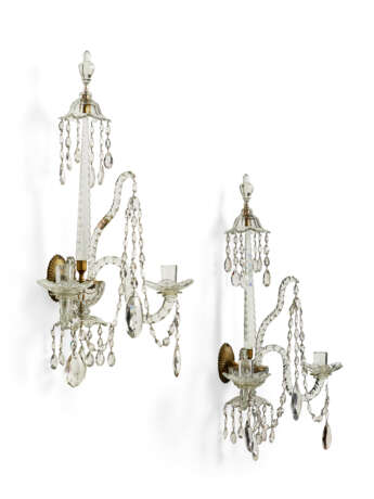 A PAIR OF LATE GEORGE III CUT-CLASS TWO-BRANCH WALL LIGHTS - Foto 2