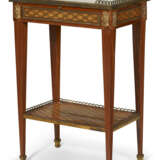 A LOUIS XVI ORMOLU-MOUNTED TULIPWOOD, FRUITWOOD AND GREEN-STAINED DOT-TRELLIS PARQUETRY TABLE A ECRIRE - Foto 2