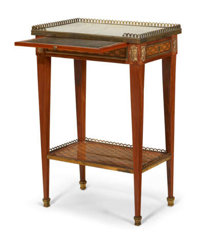 A LOUIS XVI ORMOLU-MOUNTED TULIPWOOD, FRUITWOOD AND GREEN-STAINED DOT-TRELLIS PARQUETRY TABLE A ECRIRE - Foto 3