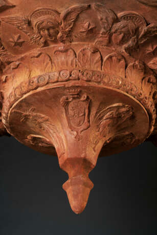 A PAIR OF FRENCH TERRACOTTA MODELS FOR SANCTUARY LAMPS - Foto 9