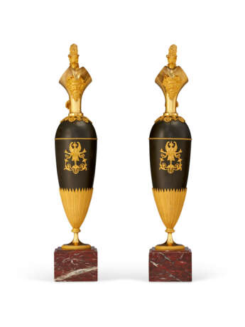 A PAIR OF EMPIRE ORMOLU AND PATINATED BRONZE EWERS - Foto 2