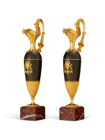 A PAIR OF EMPIRE ORMOLU AND PATINATED BRONZE EWERS - Foto 3
