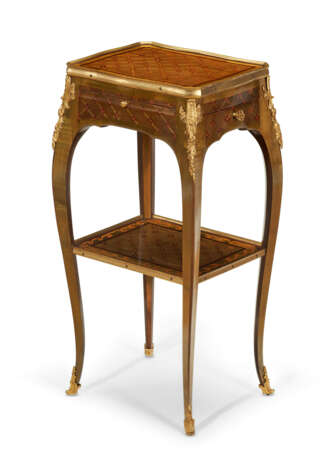 A LOUIS XV ORMOLU-MOUNTED GREEN-STAINED PARQUETRY OCCASIONAL TABLE - Foto 5