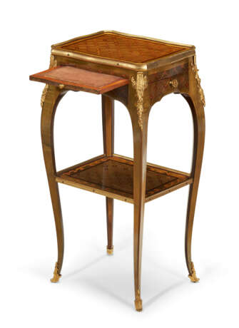 A LOUIS XV ORMOLU-MOUNTED GREEN-STAINED PARQUETRY OCCASIONAL TABLE - Foto 6