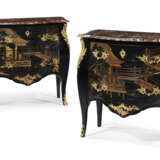 A PAIR OF FRENCH ORMOLU-MOUNTED LACQUER COMMODES - Foto 1