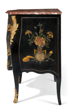 A PAIR OF FRENCH ORMOLU-MOUNTED LACQUER COMMODES - photo 2