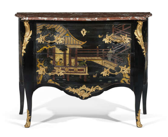 A PAIR OF FRENCH ORMOLU-MOUNTED LACQUER COMMODES - Foto 3