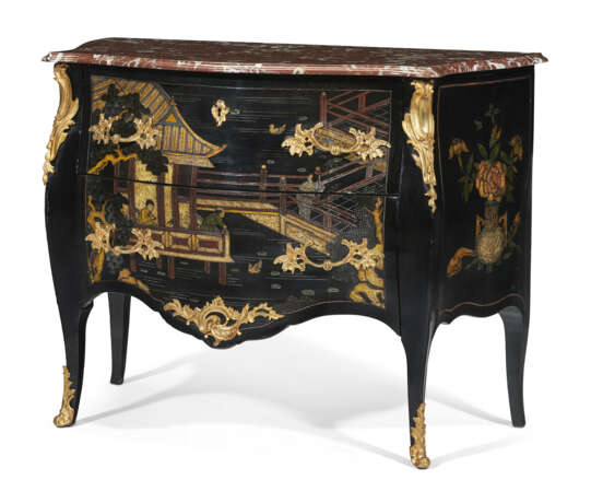 A PAIR OF FRENCH ORMOLU-MOUNTED LACQUER COMMODES - Foto 4