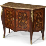 A LOUIS XV ORMOLU-MOUNTED AMARANTH, BOIS SATINÉ AND FLORAL MARQUETRY COMMODE À VANTAUX - photo 2