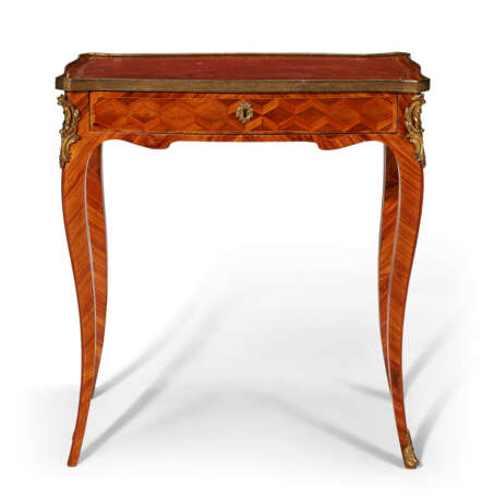 A LOUIS XV ORMOLU-MOUNTED TULIPWOOD, BOIS SATINE AND PARQUETRY TABLE À ÉCRIRE - Foto 2