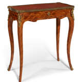 A LOUIS XV ORMOLU-MOUNTED TULIPWOOD, BOIS SATINE AND PARQUETRY TABLE À ÉCRIRE - Foto 3