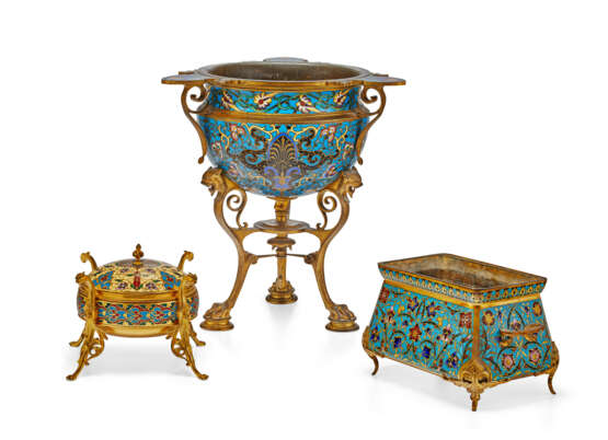 A GROUP OF THREE ORMOLU AND CHAMPLEVE ENAMEL TABLE ACCESSORIES - Foto 1