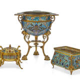 A GROUP OF THREE ORMOLU AND CHAMPLEVE ENAMEL TABLE ACCESSORIES - Foto 1