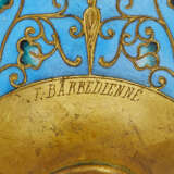 A GROUP OF THREE ORMOLU AND CHAMPLEVE ENAMEL TABLE ACCESSORIES - Foto 3