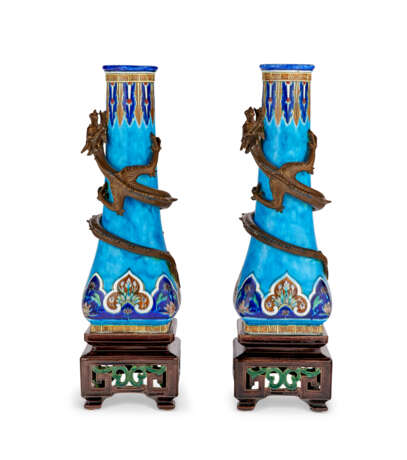 A PAIR OF MINTONS PORCELAIN TURQUOISE-GROUND 'DRAGON' VASES ON STANDS - фото 3
