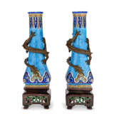 A PAIR OF MINTONS PORCELAIN TURQUOISE-GROUND 'DRAGON' VASES ON STANDS - фото 4
