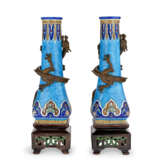 A PAIR OF MINTONS PORCELAIN TURQUOISE-GROUND 'DRAGON' VASES ON STANDS - фото 6