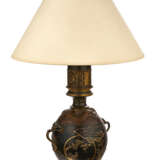 A FRENCH ‘JAPONISME’ POLYCROME-PATINATED BRONZE TABLE LAMP - Foto 3