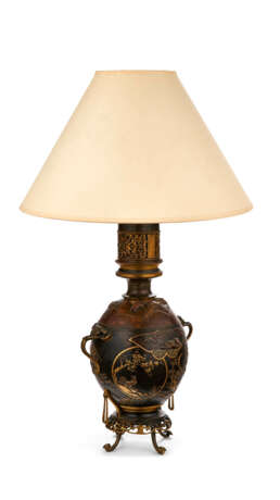 A FRENCH ‘JAPONISME’ POLYCROME-PATINATED BRONZE TABLE LAMP - Foto 3