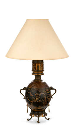 A FRENCH ‘JAPONISME’ POLYCROME-PATINATED BRONZE TABLE LAMP - Foto 4