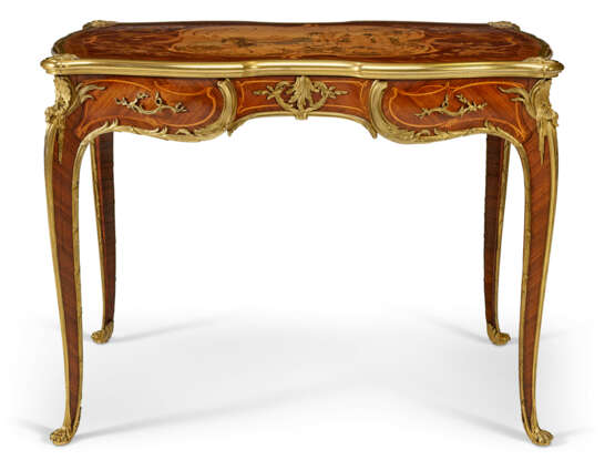 A FINE FRENCH ORMOLU-MOUNTED KINGWOOD, BOIS SATINE AND STAINED FRUITWOOD MARQUETRY SIDE TABLE - Foto 3