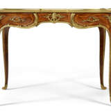 A FINE FRENCH ORMOLU-MOUNTED KINGWOOD, BOIS SATINE AND STAINED FRUITWOOD MARQUETRY SIDE TABLE - Foto 4