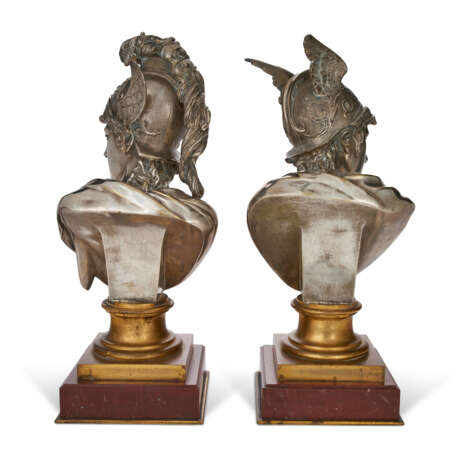 A PAIR OF FRENCH SILVERED-BRONZE MYTHOLOGICAL BUSTS - Foto 4
