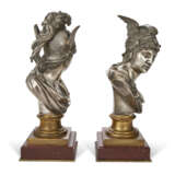 A PAIR OF FRENCH SILVERED-BRONZE MYTHOLOGICAL BUSTS - Foto 5
