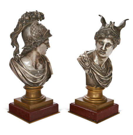 A PAIR OF FRENCH SILVERED-BRONZE MYTHOLOGICAL BUSTS - Foto 6