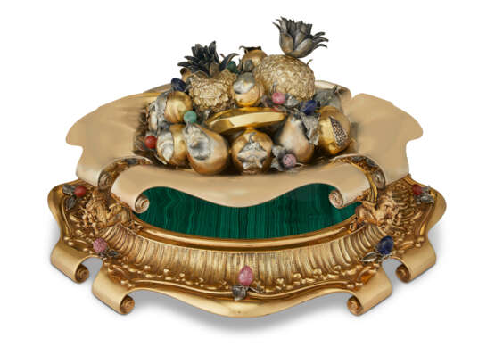 AN ITALIAN PARCEL-GILT, SILVER, AND HARDSTONE CENTERPIECE - Foto 1