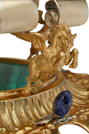 AN ITALIAN PARCEL-GILT, SILVER, AND HARDSTONE CENTERPIECE - Foto 2