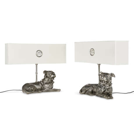 A PAIR OF SILVER-PLATED DOGS MOUNTED AS LAMPS - Foto 1