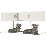 A PAIR OF SILVER-PLATED DOGS MOUNTED AS LAMPS - Foto 2
