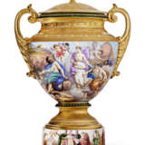 A LARGE VIENNA STYLE PORCELAIN GOLD AND HUNTER-GREEN GROUND VASE & COVER ON FIXED STAND - Foto 1