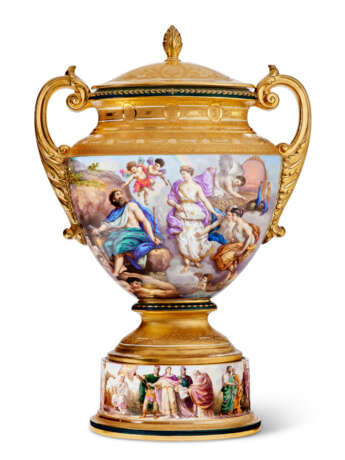A LARGE VIENNA STYLE PORCELAIN GOLD AND HUNTER-GREEN GROUND VASE & COVER ON FIXED STAND - фото 1