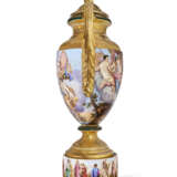 A LARGE VIENNA STYLE PORCELAIN GOLD AND HUNTER-GREEN GROUND VASE & COVER ON FIXED STAND - фото 2