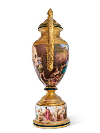 A LARGE VIENNA STYLE PORCELAIN GOLD AND HUNTER-GREEN GROUND VASE & COVER ON FIXED STAND - фото 4