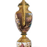 A LARGE VIENNA STYLE PORCELAIN GOLD AND HUNTER-GREEN GROUND VASE & COVER ON FIXED STAND - photo 4