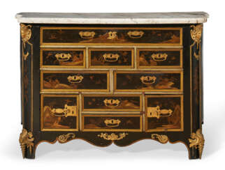 A REGENCE ORMOLU-MOUNTED JAPANESE LACQUER AND VERNIS COMMODE EN CABINET