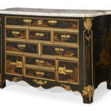 A REGENCE ORMOLU-MOUNTED JAPANESE LACQUER AND VERNIS COMMODE EN CABINET - photo 2