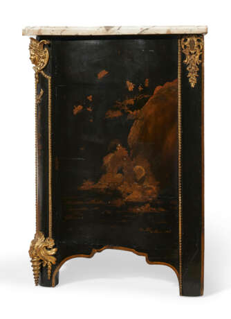A REGENCE ORMOLU-MOUNTED JAPANESE LACQUER AND VERNIS COMMODE EN CABINET - Foto 4
