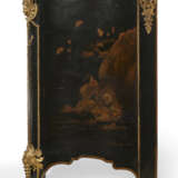 A REGENCE ORMOLU-MOUNTED JAPANESE LACQUER AND VERNIS COMMODE EN CABINET - photo 4